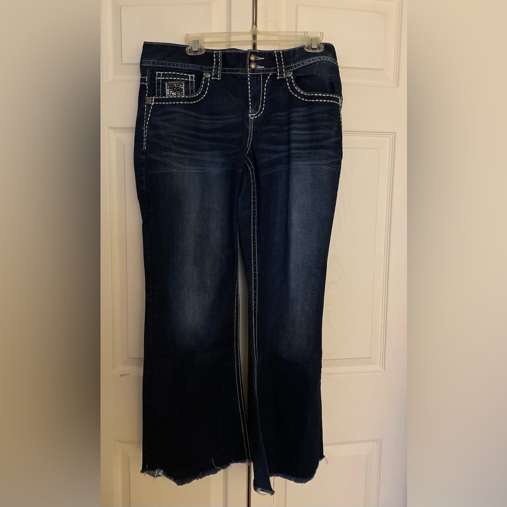 Maurices Bling Rhinestone Denim Jeans
Size16-Inseam 33 inches
Shredded boot cut